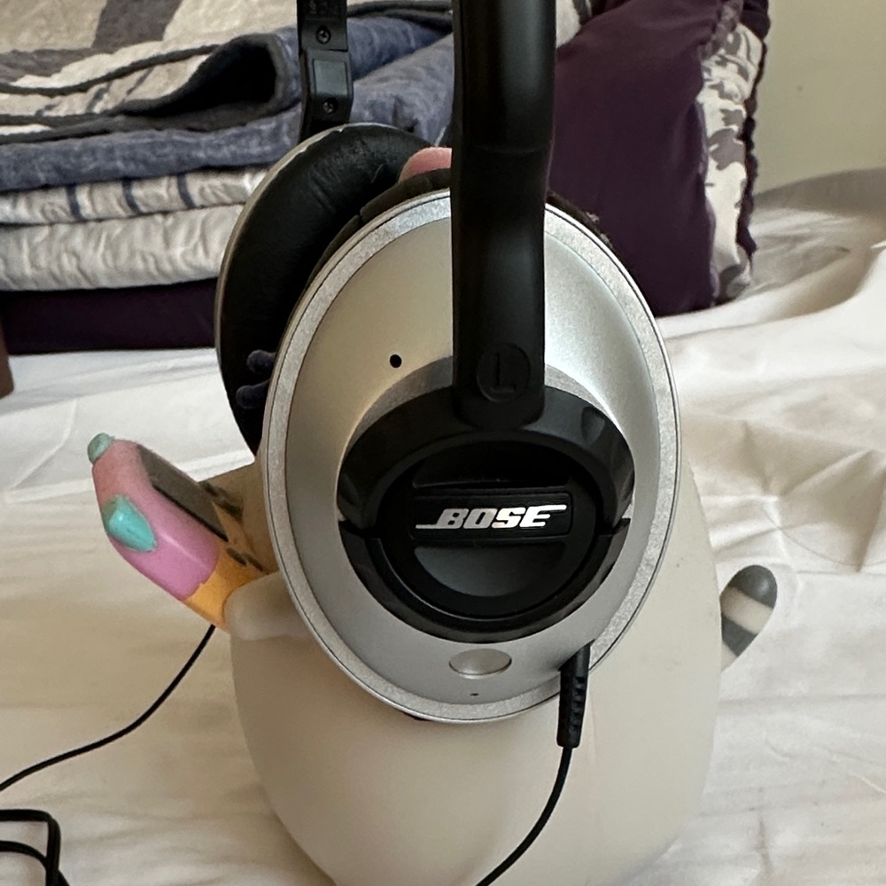 Bose Wired Over-Ear Headphones - Picture 3 of 8